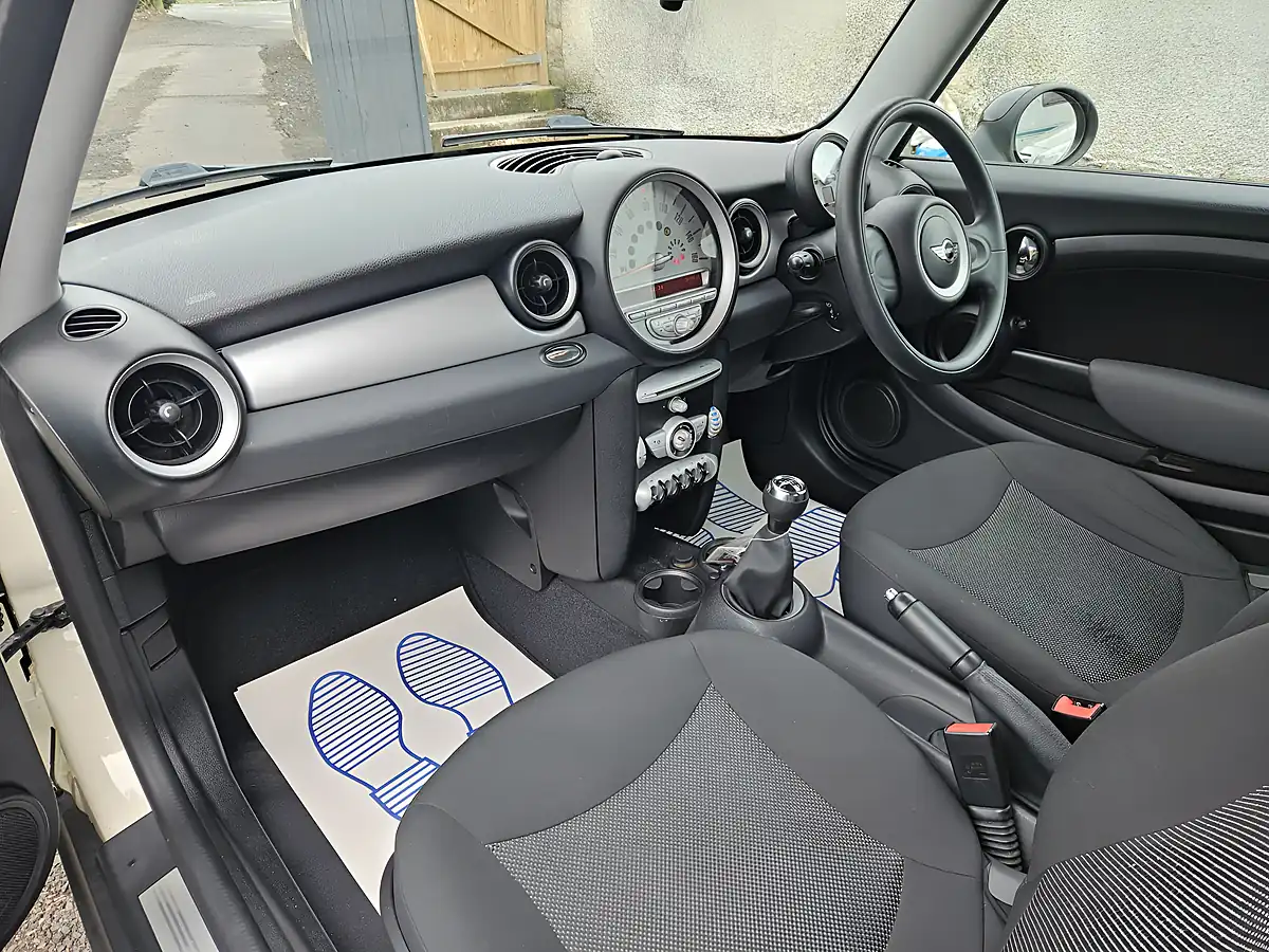 Used 2009 MINI Hatch Cooper White - Interior and Exterior details 13