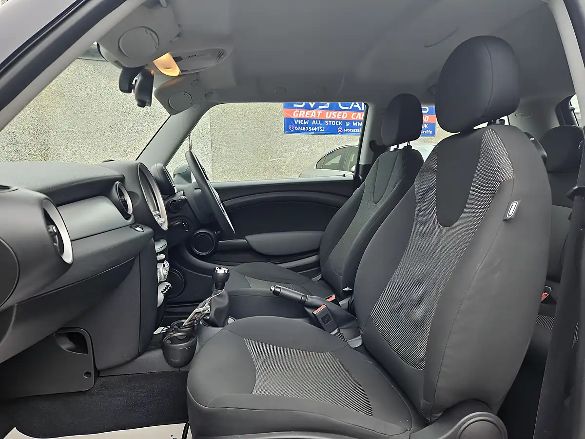 Used 2009 MINI Hatch Cooper White - Interior and Exterior details 14