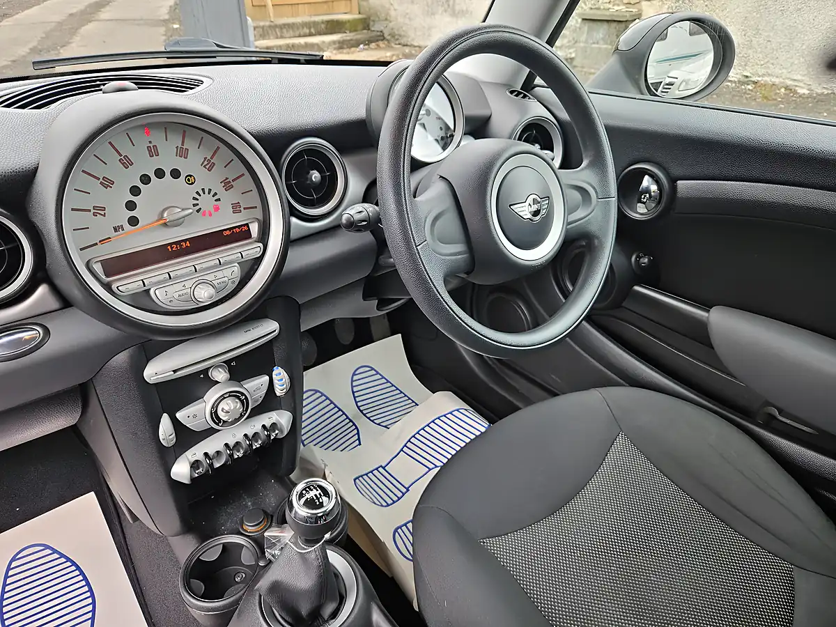 Used 2009 MINI Hatch Cooper White - Interior and Exterior details 15