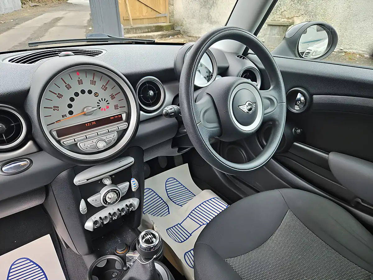 Used 2009 MINI Hatch Cooper White - Interior and Exterior details 16