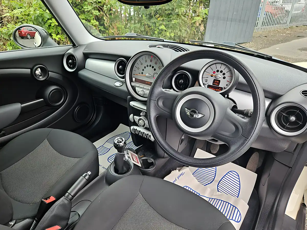 Used 2009 MINI Hatch Cooper White - Interior and Exterior details 17