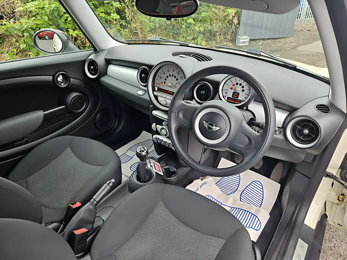 Used 2009 MINI Hatch Cooper White - Interior and Exterior details 19