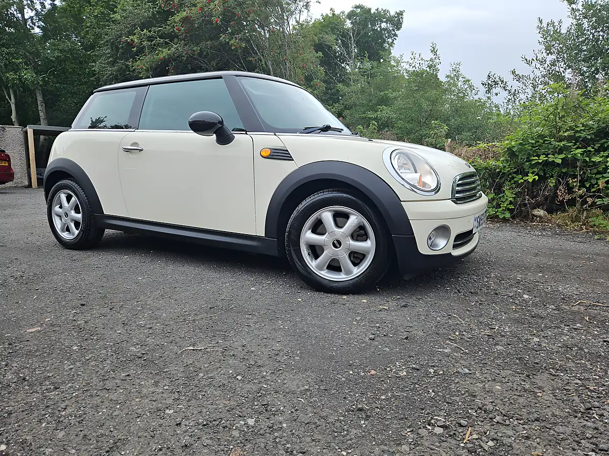 Used 2009 MINI Hatch Cooper White - Interior and Exterior details 2