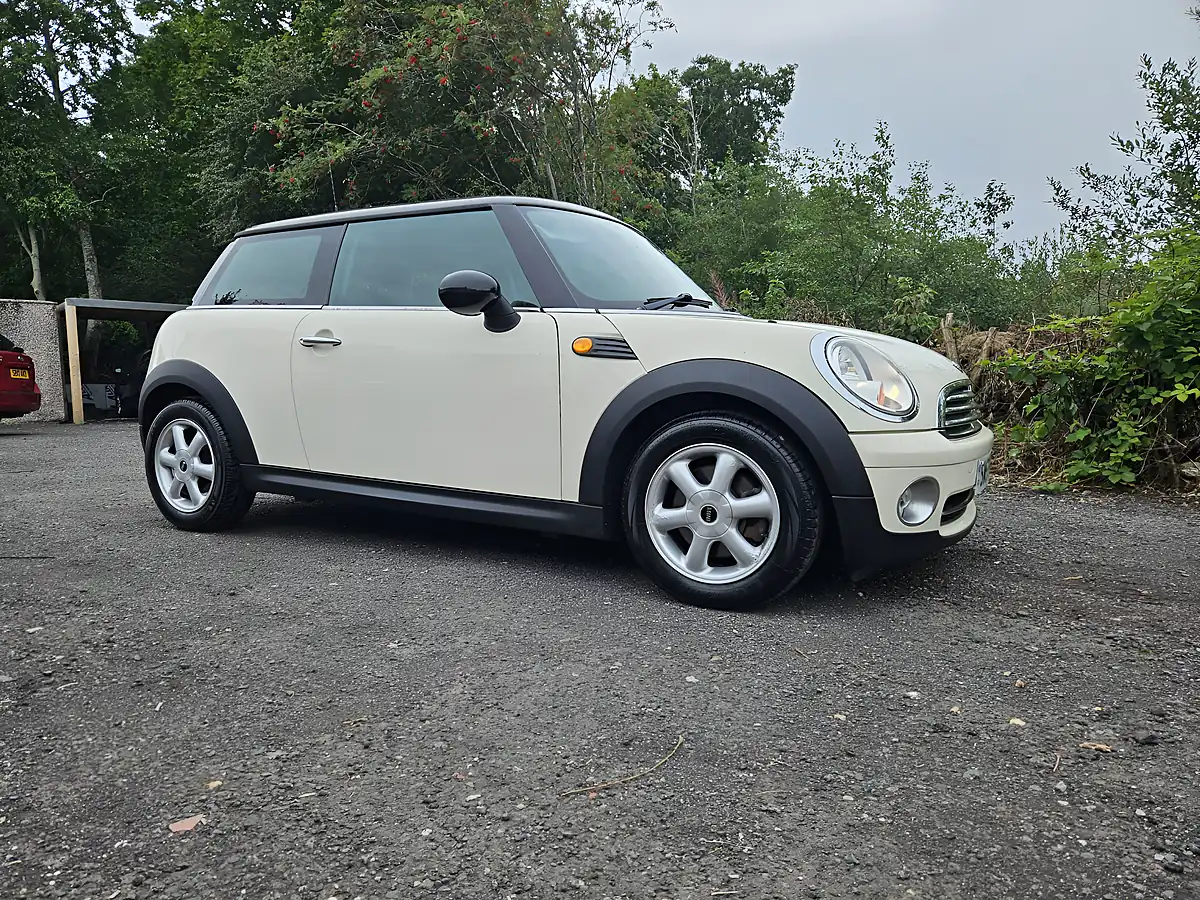 Used 2009 MINI Hatch Cooper White - Interior and Exterior details 20
