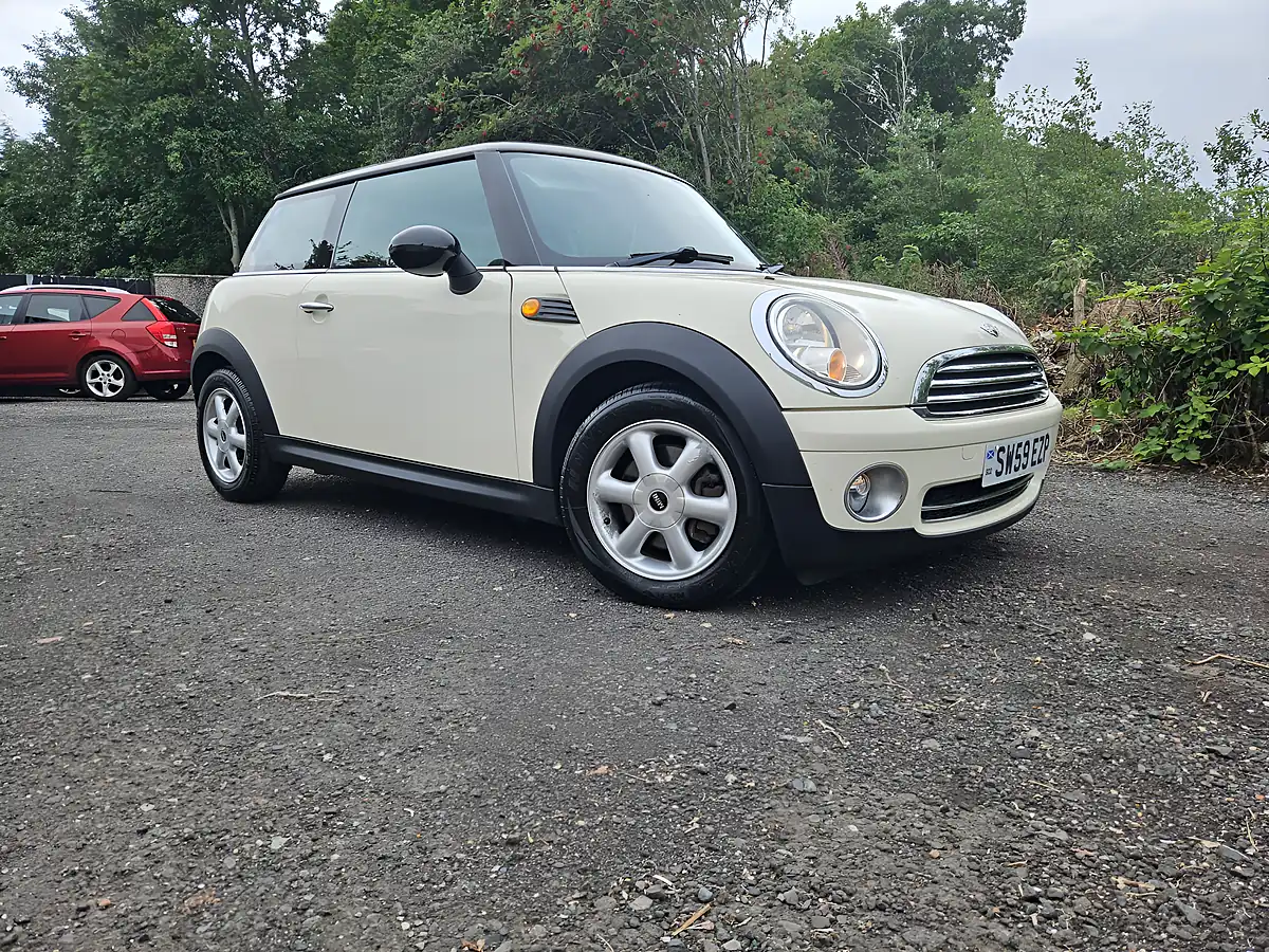 Used 2009 MINI Hatch Cooper White - Interior and Exterior details 3