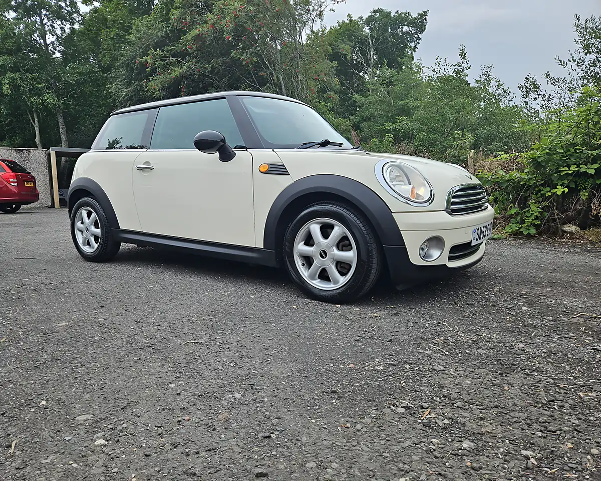 Used 2009 MINI Hatch Cooper White - Interior and Exterior details 4