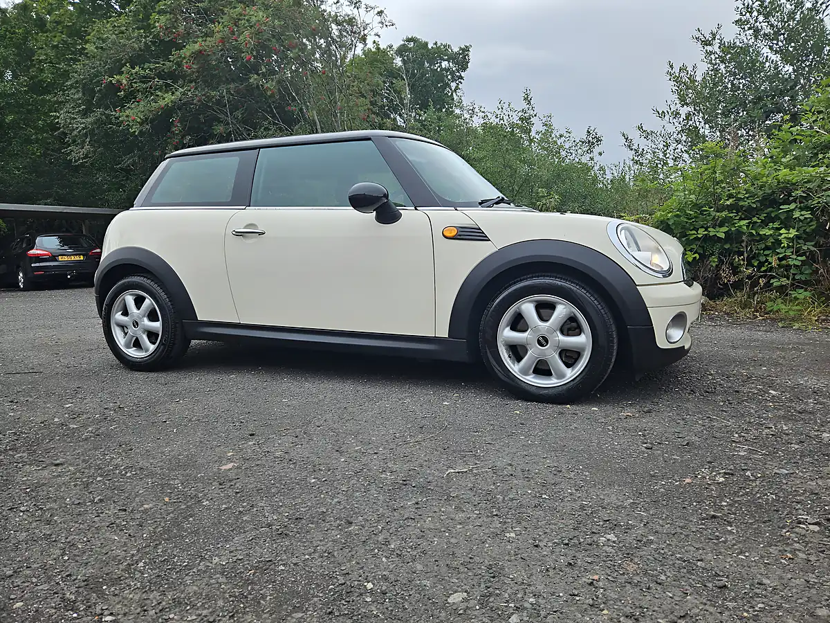 Used 2009 MINI Hatch Cooper White - Interior and Exterior details 6