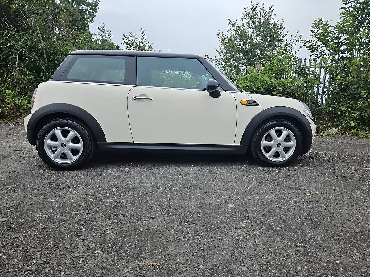 Used 2009 MINI Hatch Cooper White - Interior and Exterior details 7