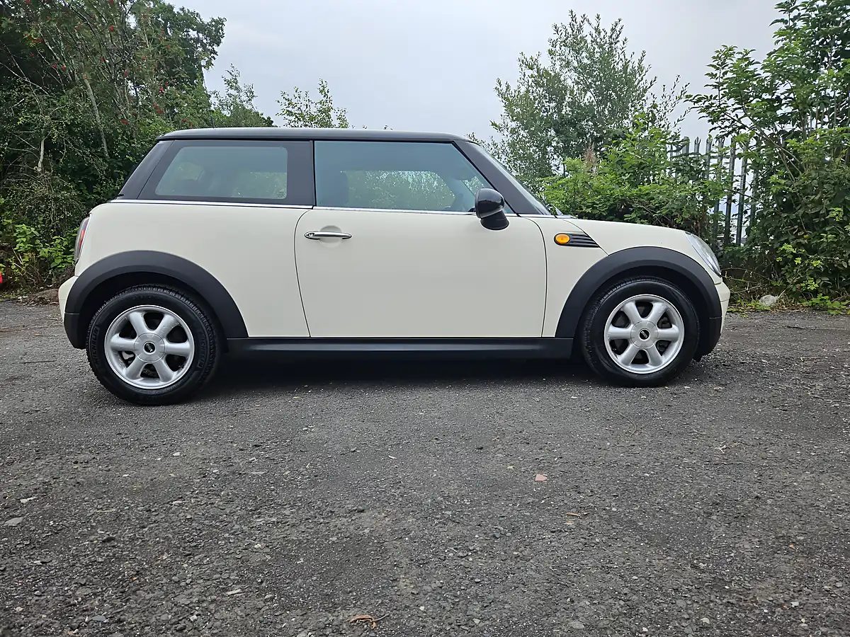 Used 2009 MINI Hatch Cooper White - Interior and Exterior details 8