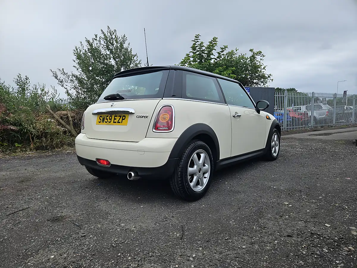 Used 2009 MINI Hatch Cooper White - Interior and Exterior details 9