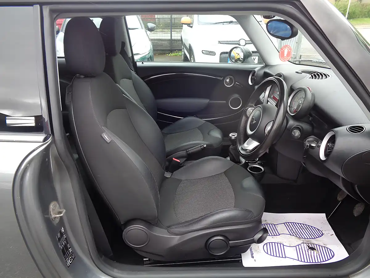 Used 2009 MINI Hatch Graphite Silver - Interior and Exterior details 10