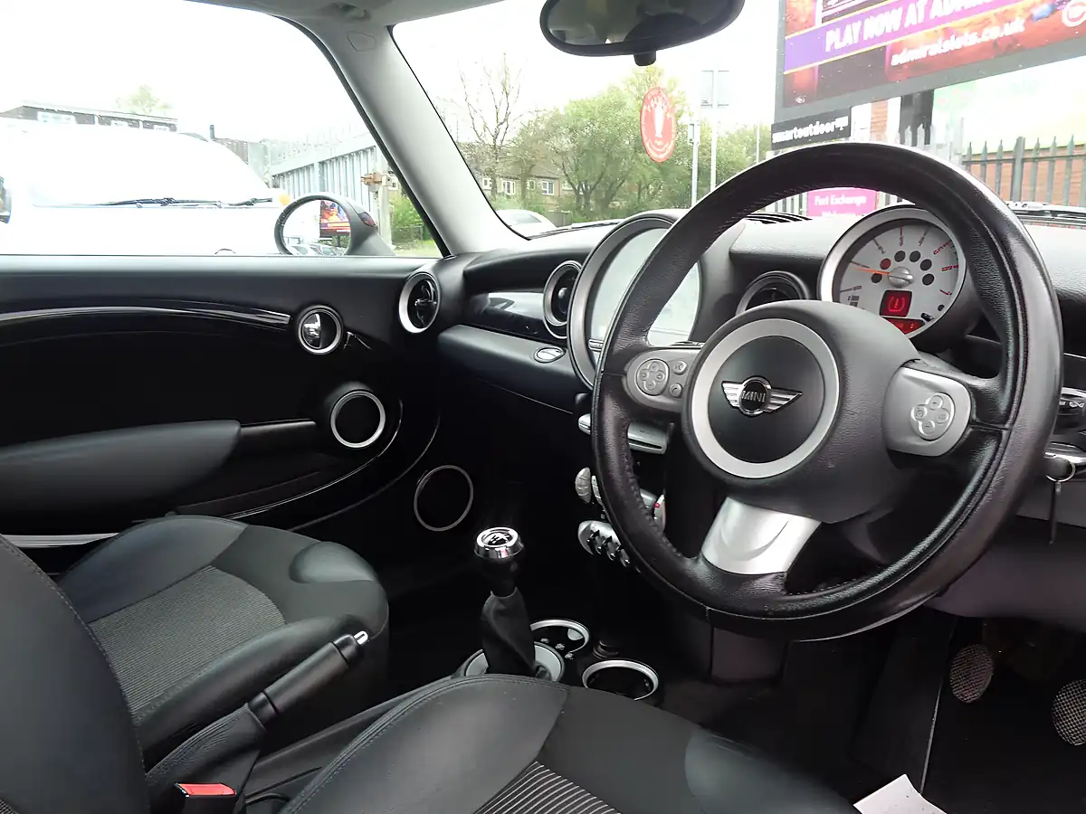 Used 2009 MINI Hatch Graphite Silver - Interior and Exterior details 13