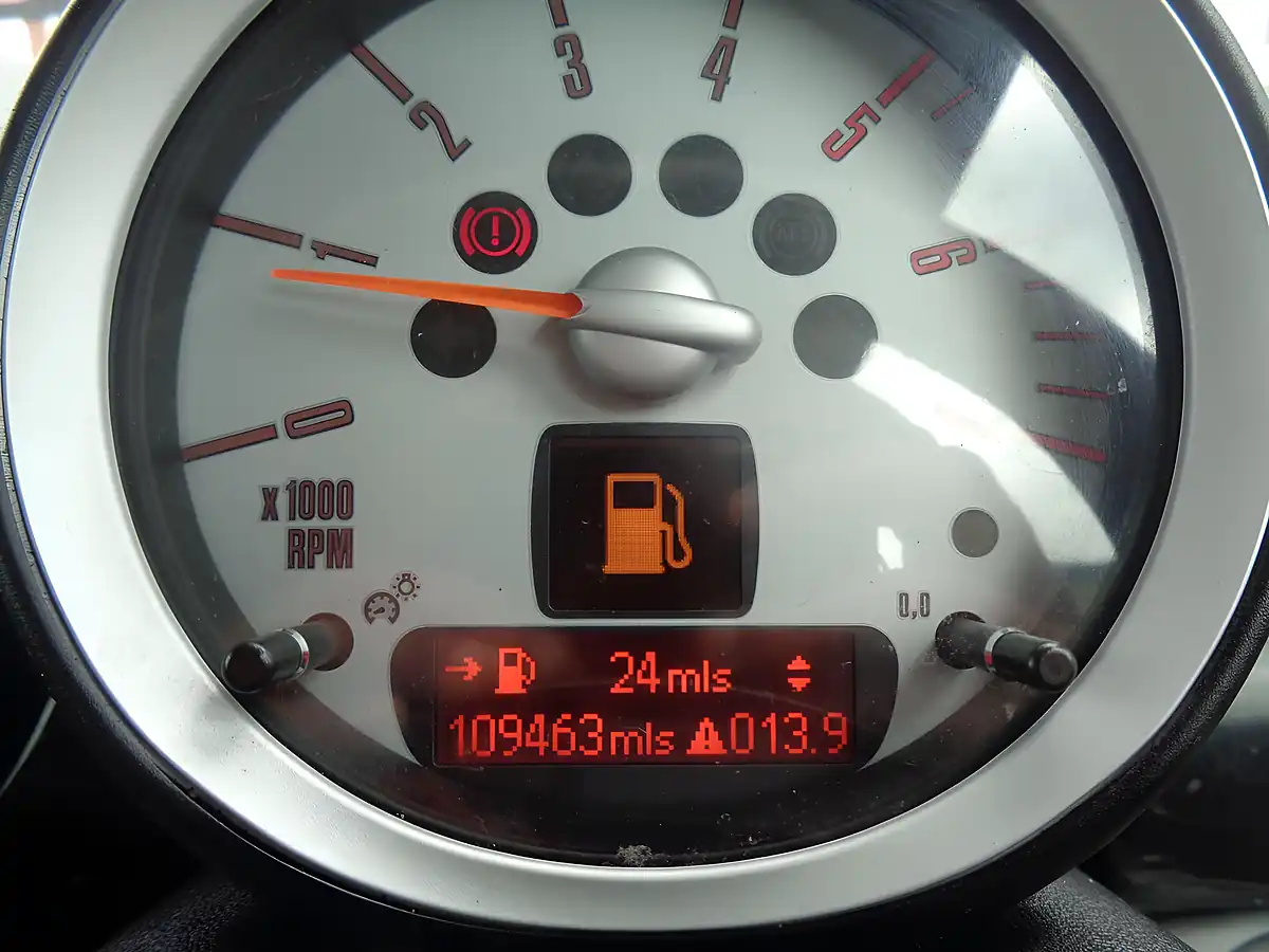 Used 2009 MINI Hatch Graphite Silver - Interior and Exterior details 18