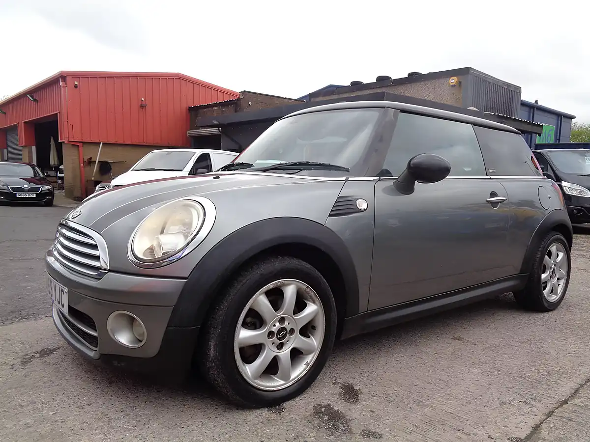 Used 2009 MINI Hatch Graphite Silver - Interior and Exterior details 5
