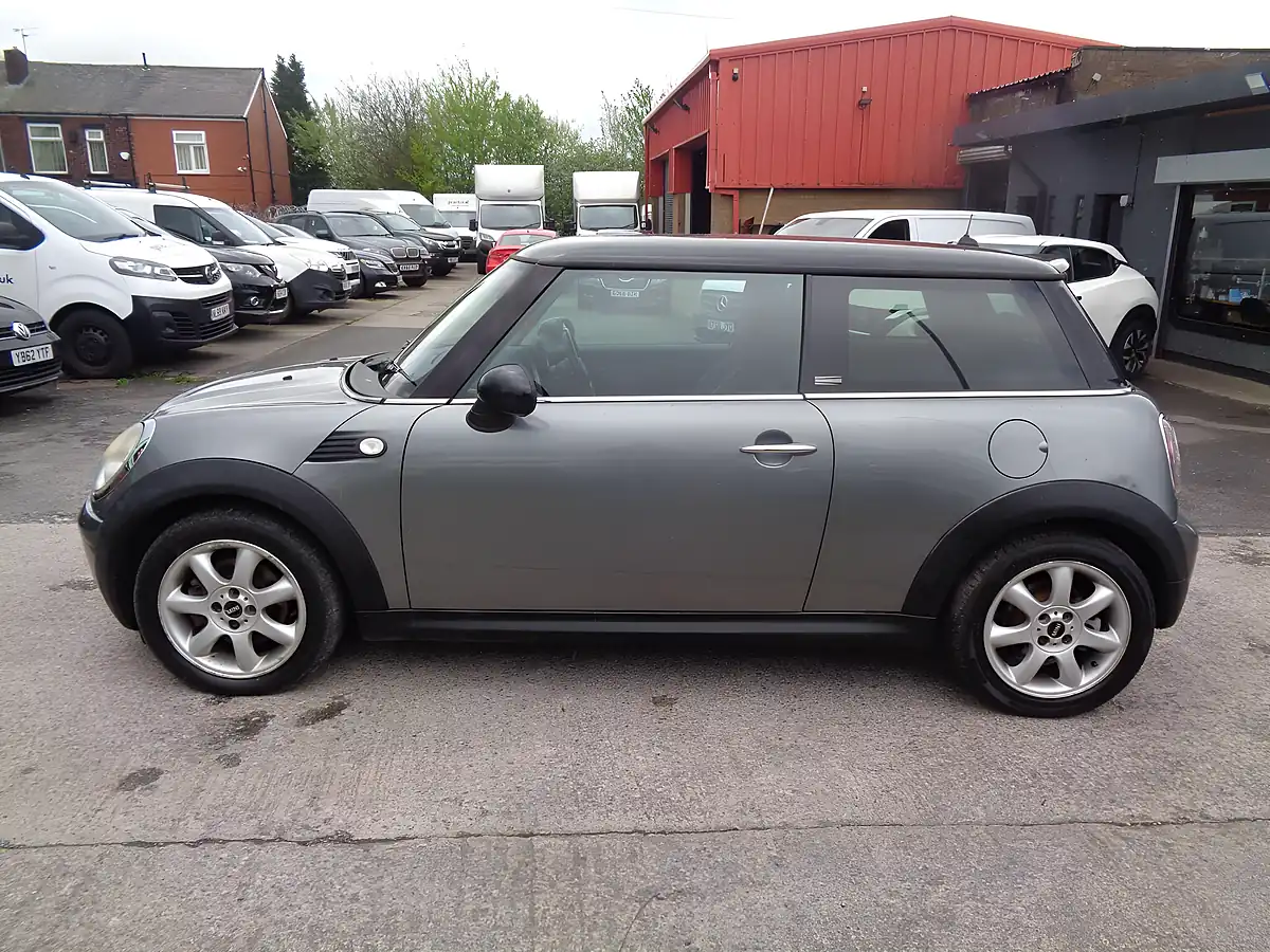 Used 2009 MINI Hatch Graphite Silver - Interior and Exterior details 9