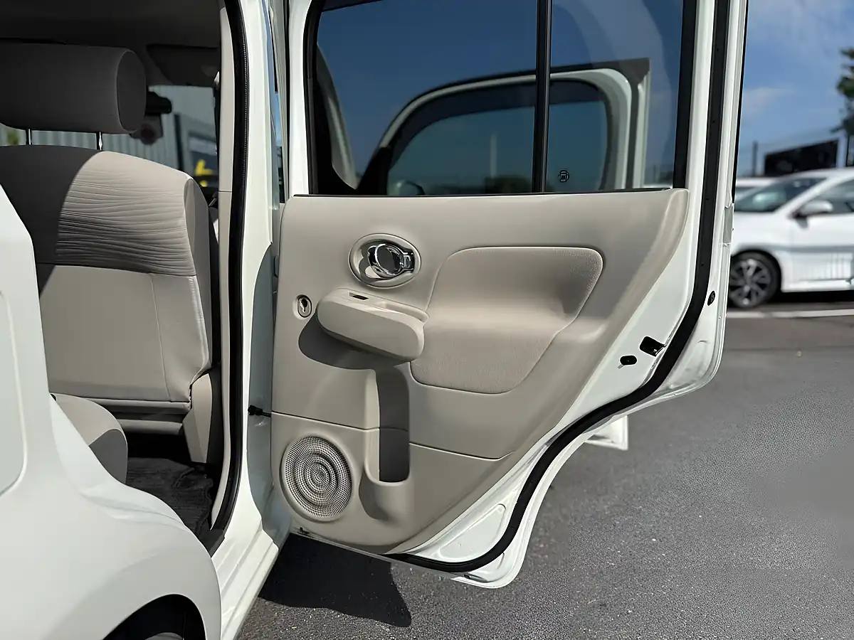 Used 2009 Nissan Cube 15X V Selection White - Interior and Exterior details 16
