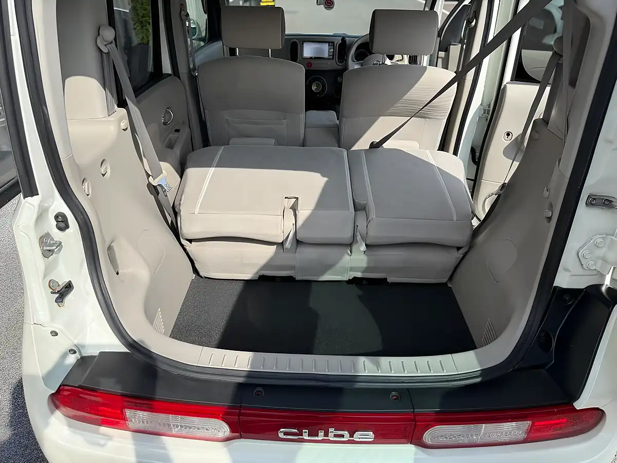 Used 2009 Nissan Cube 15X V Selection White - Interior and Exterior details 17