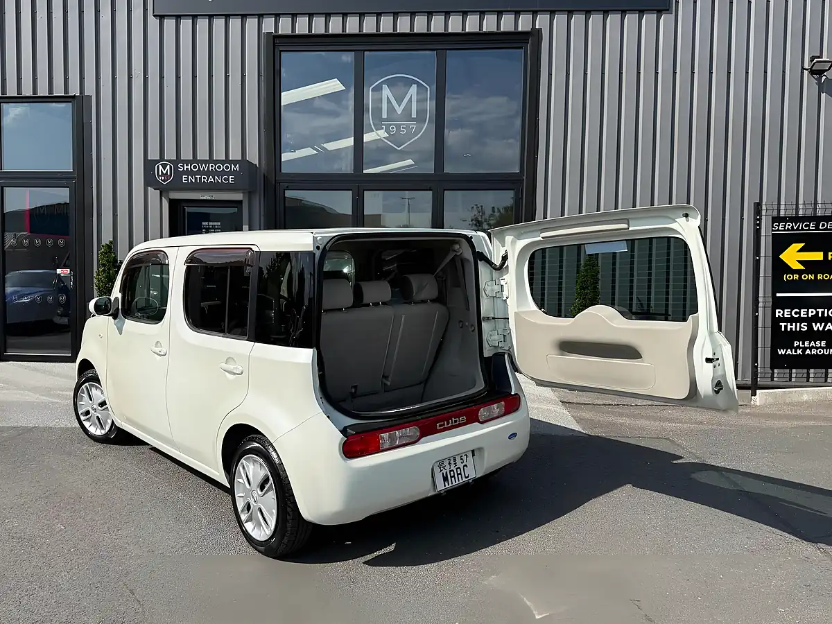 Used 2009 Nissan Cube 15X V Selection White - Interior and Exterior details 5