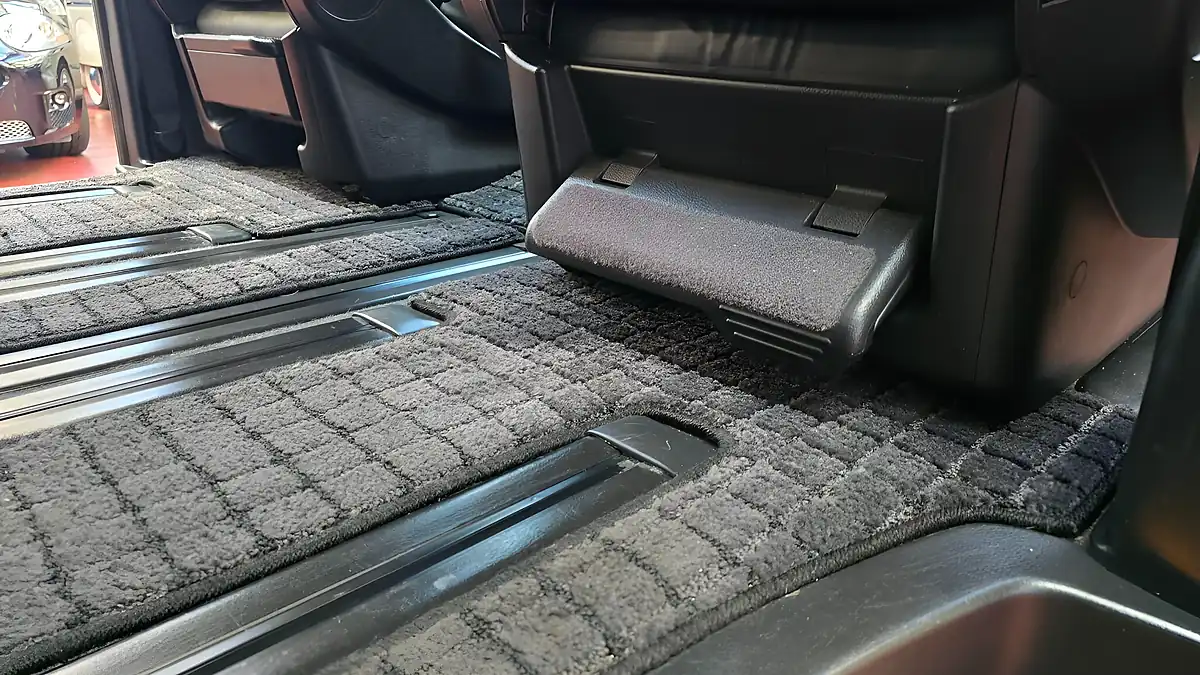 Used 2009 Nissan Elgrand Highway Star Black - Interior and Exterior details 11