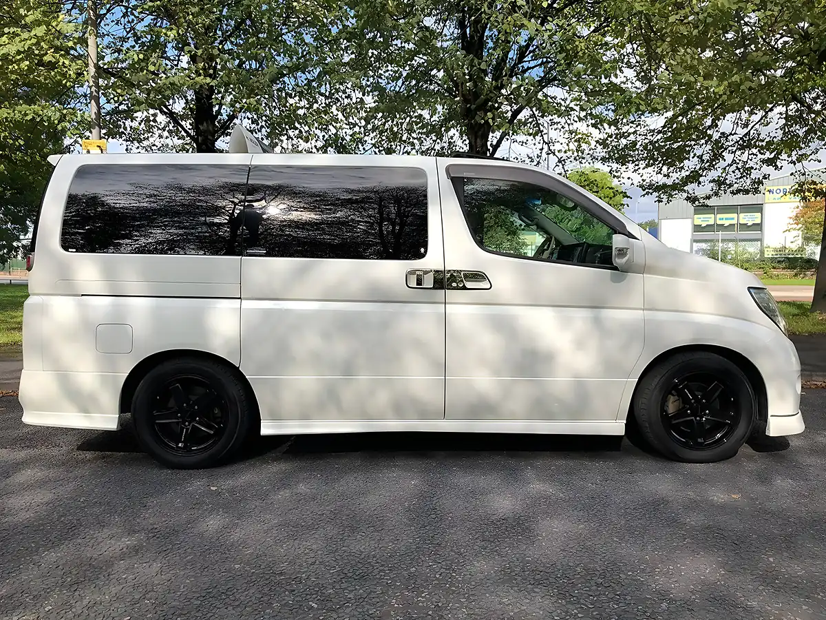 Used 2009 Nissan Elgrand Rider Autech White - Interior and Exterior details 9