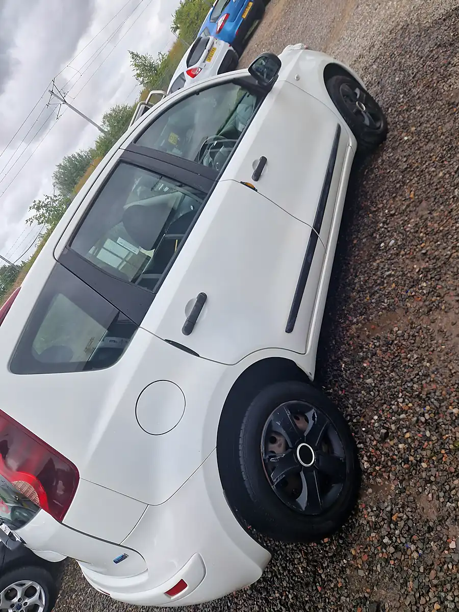 Used 2009 Nissan Note Visia White - Interior and Exterior details 10