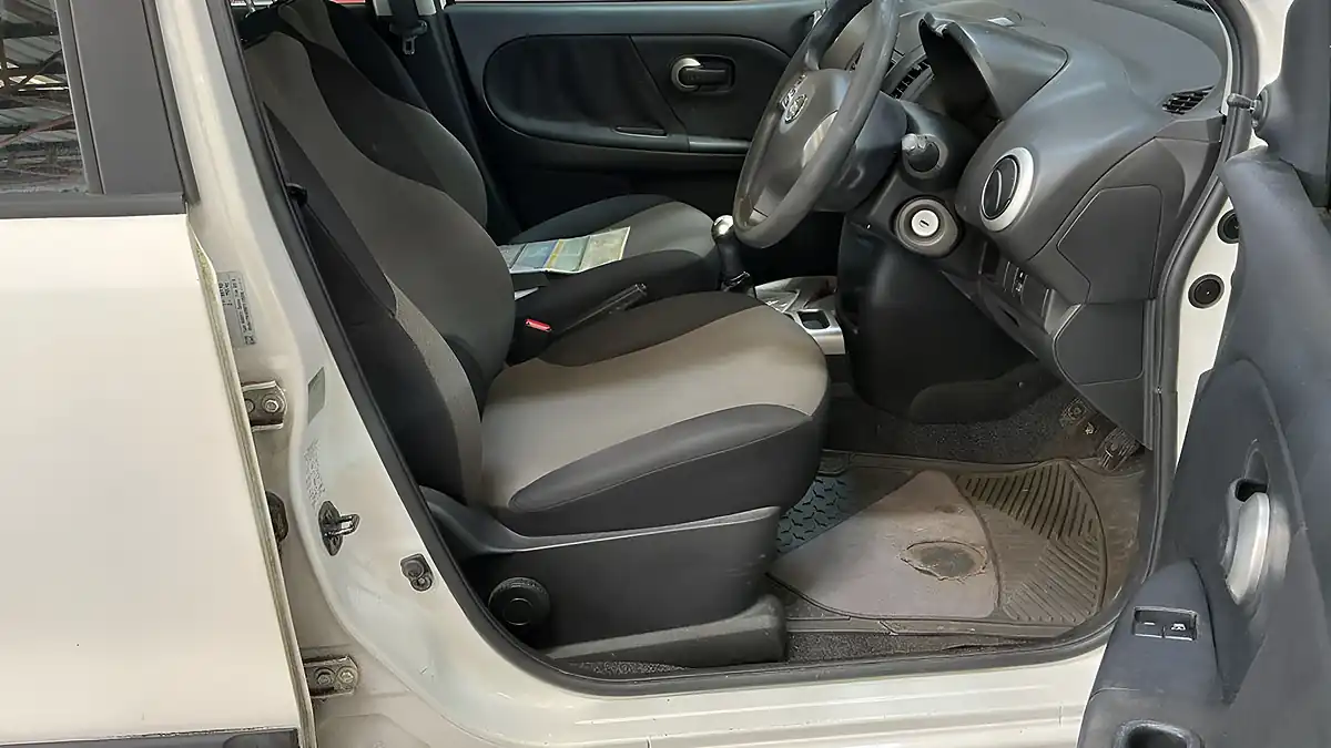 Used 2009 Nissan Note Visia White - Interior and Exterior details 7