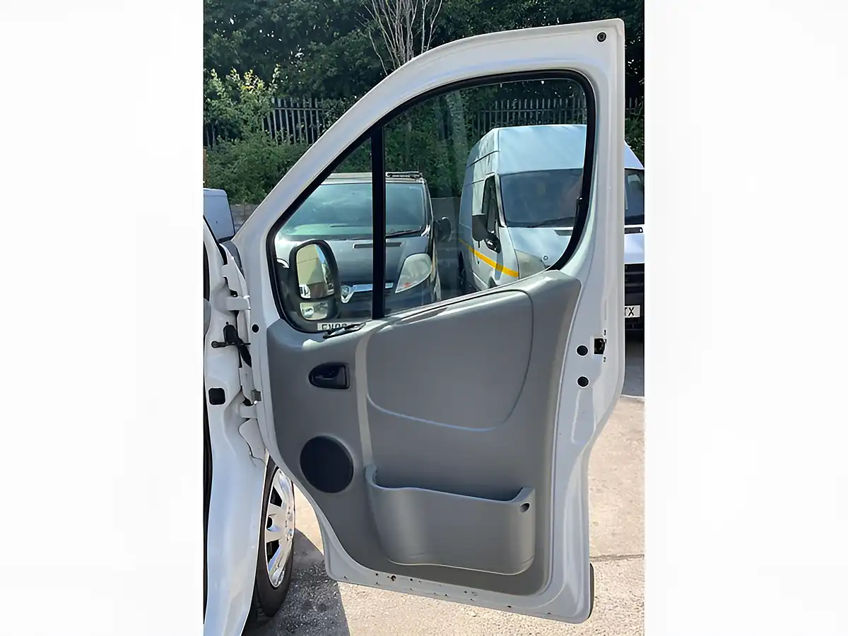 Used 2009 Nissan Primastar Se White - Interior and Exterior details 13