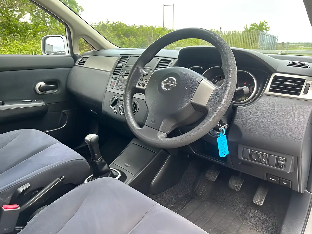 Used 2009 Nissan Tiida Silver - Interior and Exterior details 11