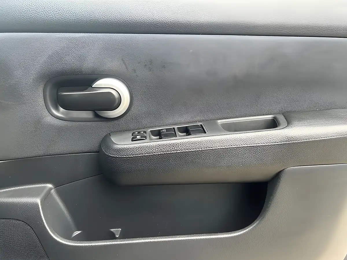Used 2009 Nissan Tiida Silver - Interior and Exterior details 14