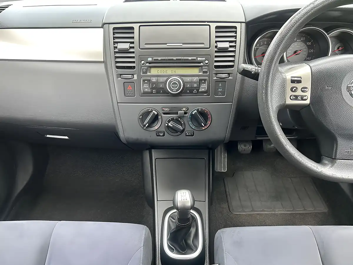 Used 2009 Nissan Tiida Silver - Interior and Exterior details 15