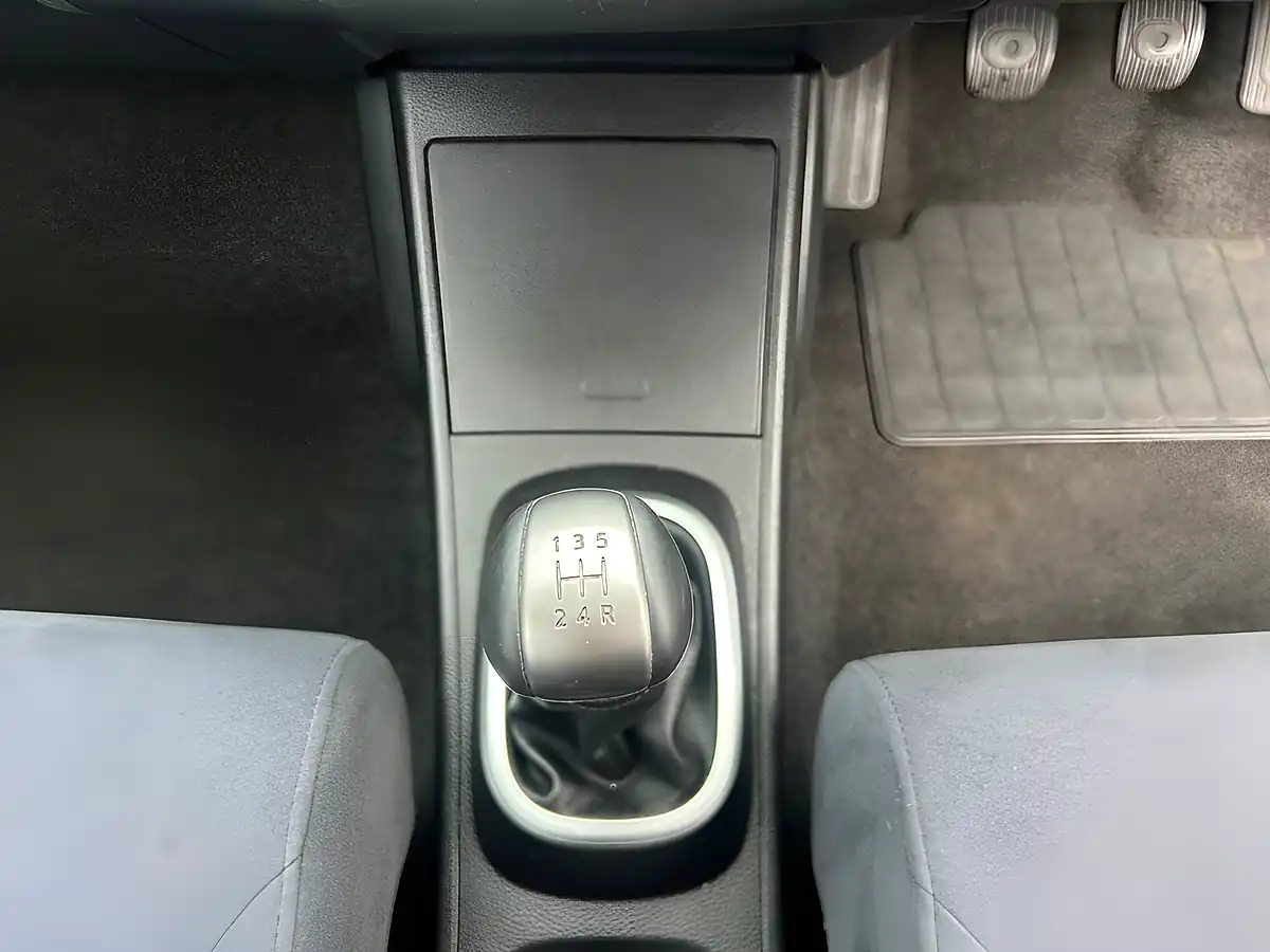 Used 2009 Nissan Tiida Silver - Interior and Exterior details 16