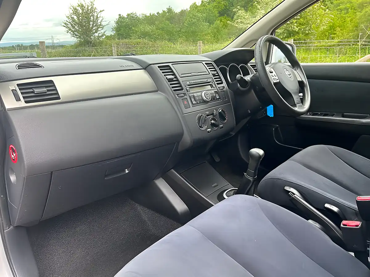 Used 2009 Nissan Tiida Silver - Interior and Exterior details 17