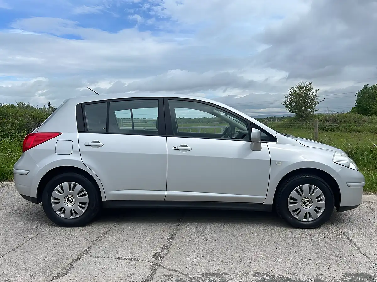 Used 2009 Nissan Tiida Silver - Interior and Exterior details 2