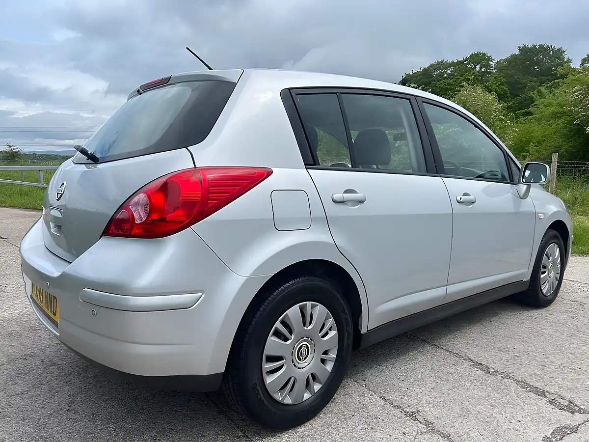 Used 2009 Nissan Tiida Silver - Interior and Exterior details 3