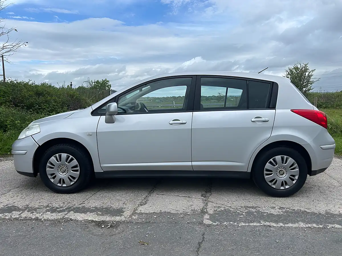Used 2009 Nissan Tiida Silver - Interior and Exterior details 5
