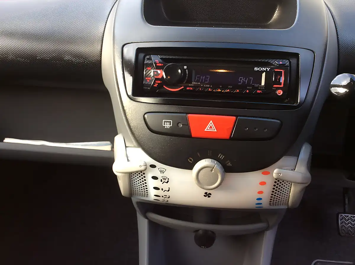 Used 2009 Peugeot 107 Urban S-a Red - Interior and Exterior details 11