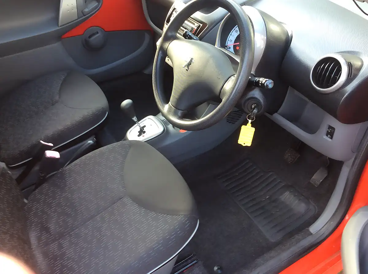 Used 2009 Peugeot 107 Urban S-a Red - Interior and Exterior details 9