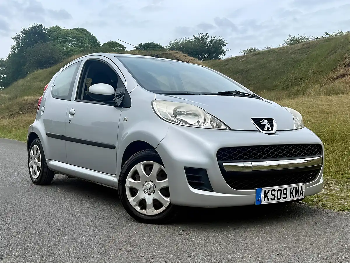 Used 2009 Peugeot 107 Urban Silver - Front View