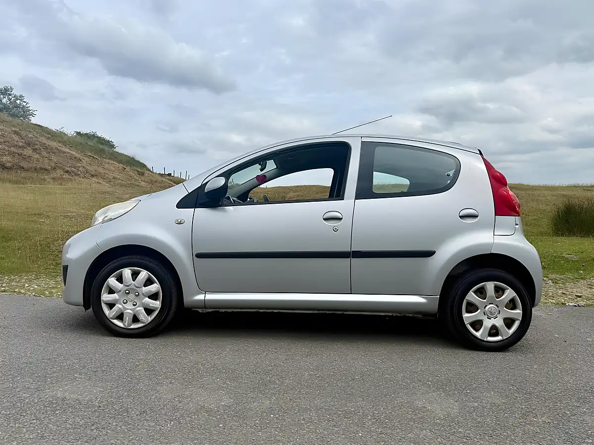 Used 2009 Peugeot 107 Urban Silver - Interior and Exterior details 14