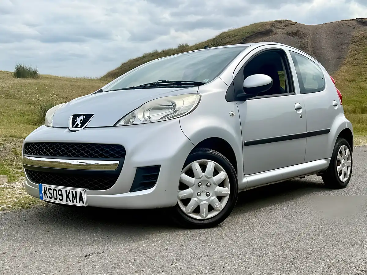Used 2009 Peugeot 107 Urban Silver - Interior and Exterior details 4