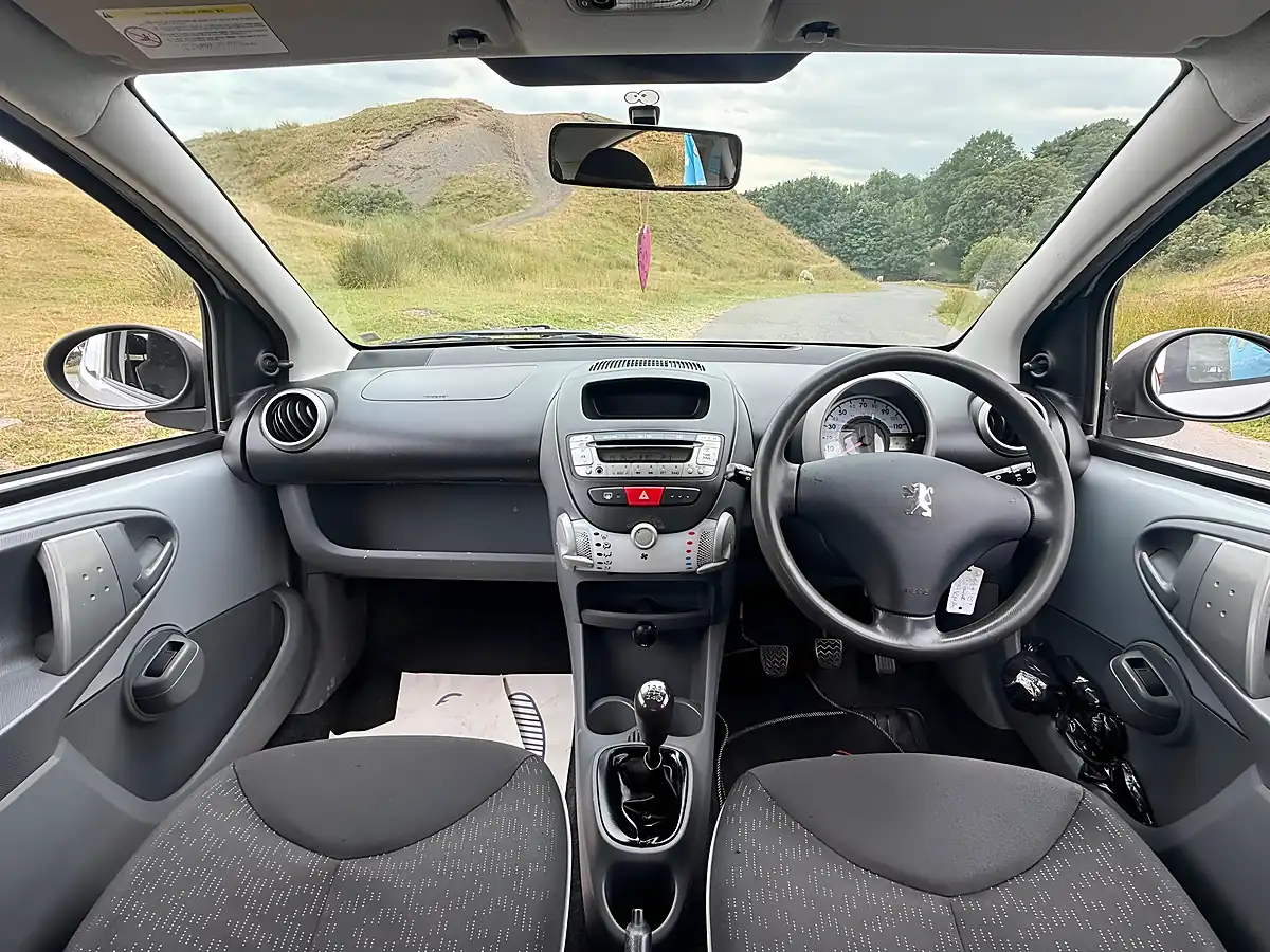 Used 2009 Peugeot 107 Urban Silver - Interior and Exterior details 8