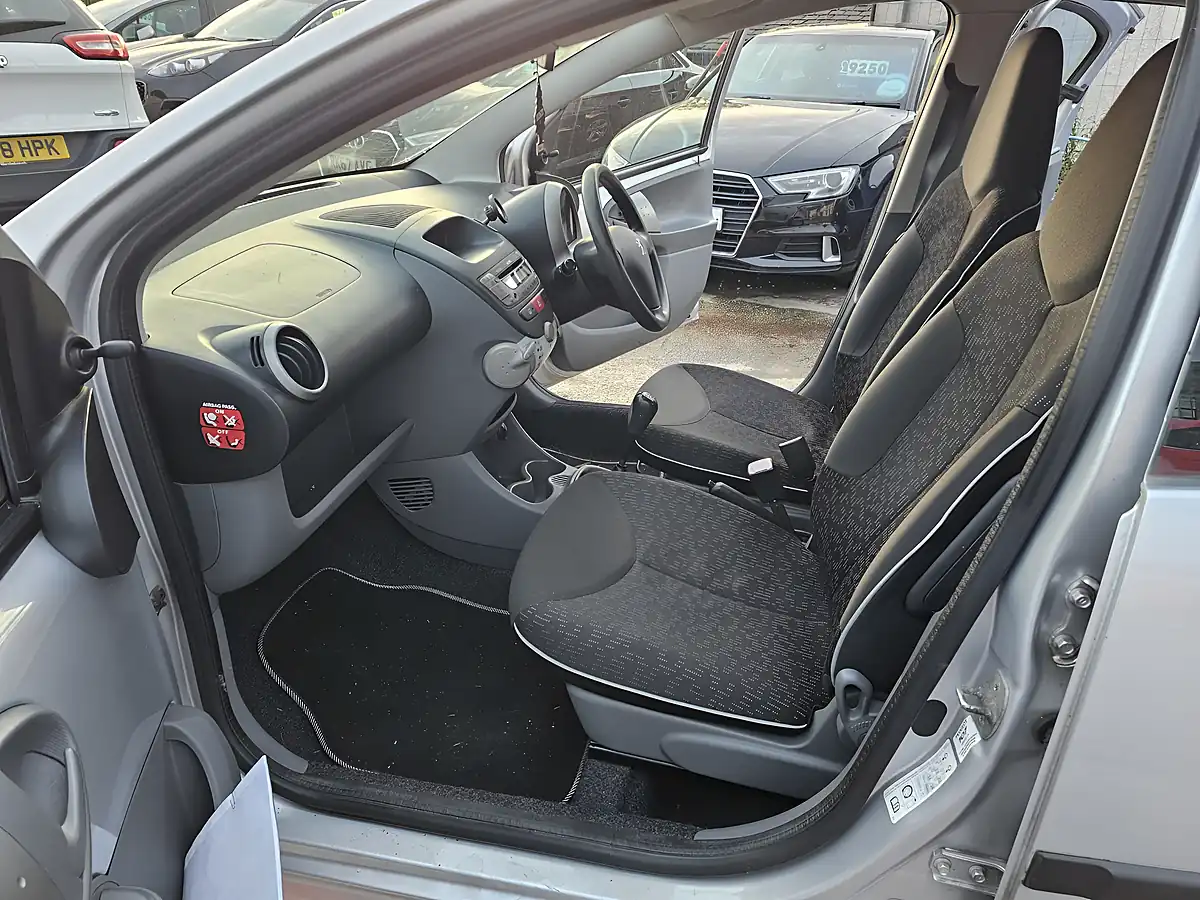 Used 2009 Peugeot 107 Urban Silver - Interior and Exterior details 12