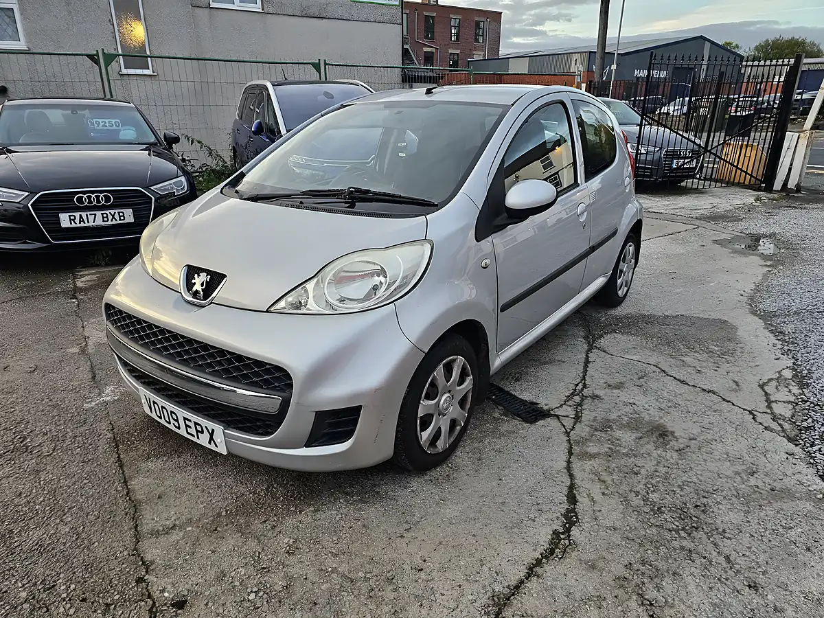 Used 2009 Peugeot 107 Urban Silver - Interior and Exterior details 3