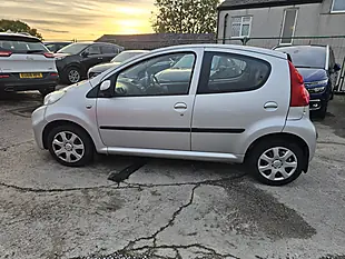 Used 2009 Peugeot 107 Urban Silver - Interior and Exterior details 8