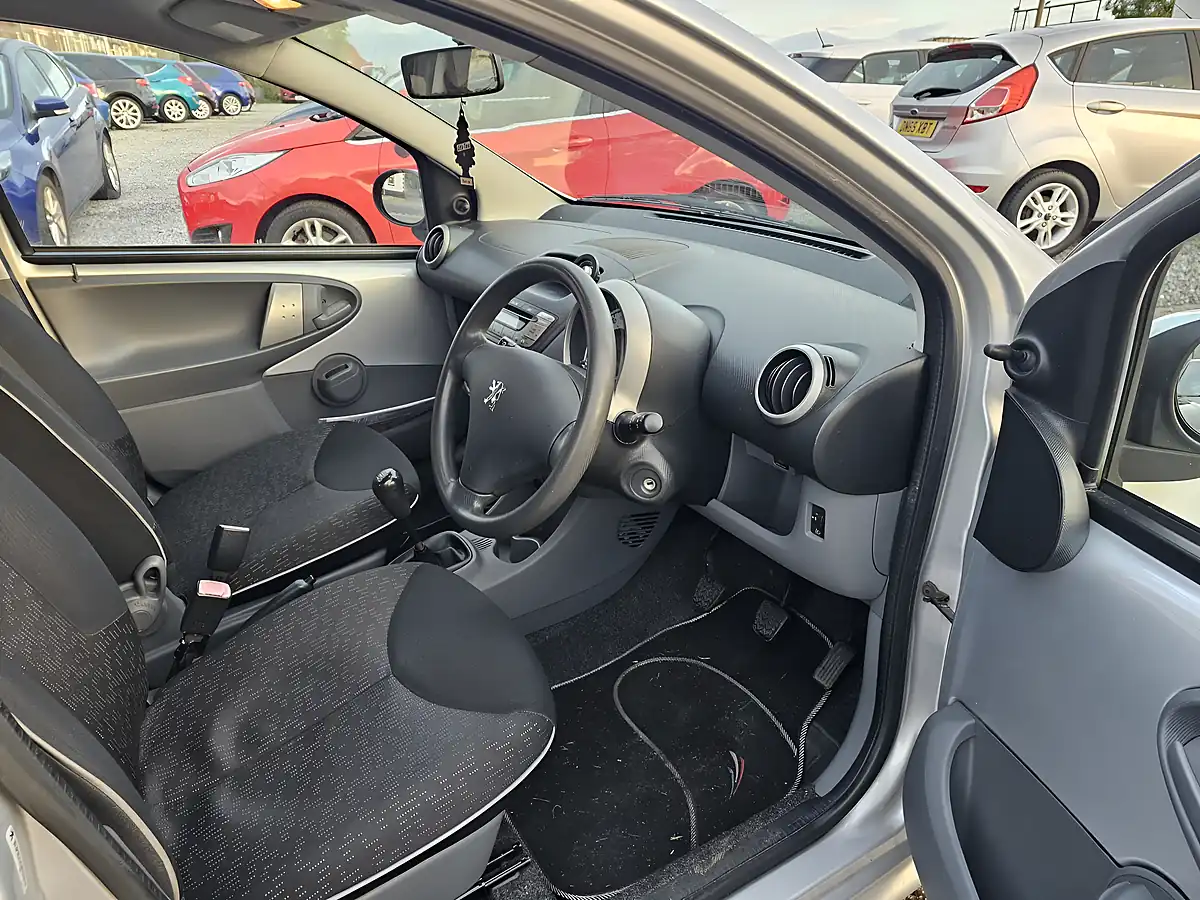 Used 2009 Peugeot 107 Urban Silver - Interior and Exterior details 9