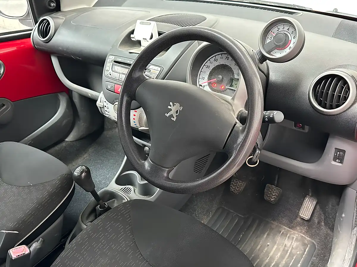 Used 2009 Peugeot 107 Verve Red - Interior and Exterior details 6