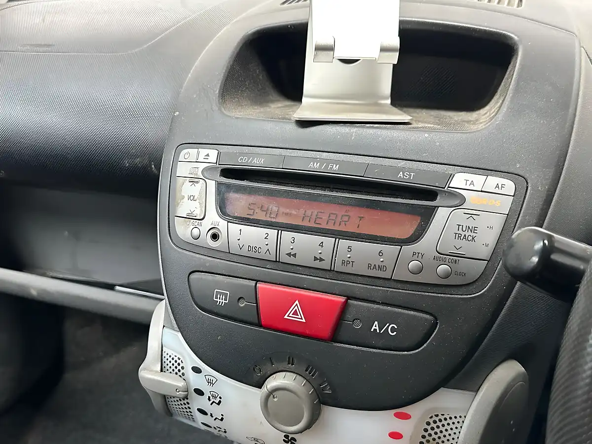 Used 2009 Peugeot 107 Verve Red - Interior and Exterior details 8