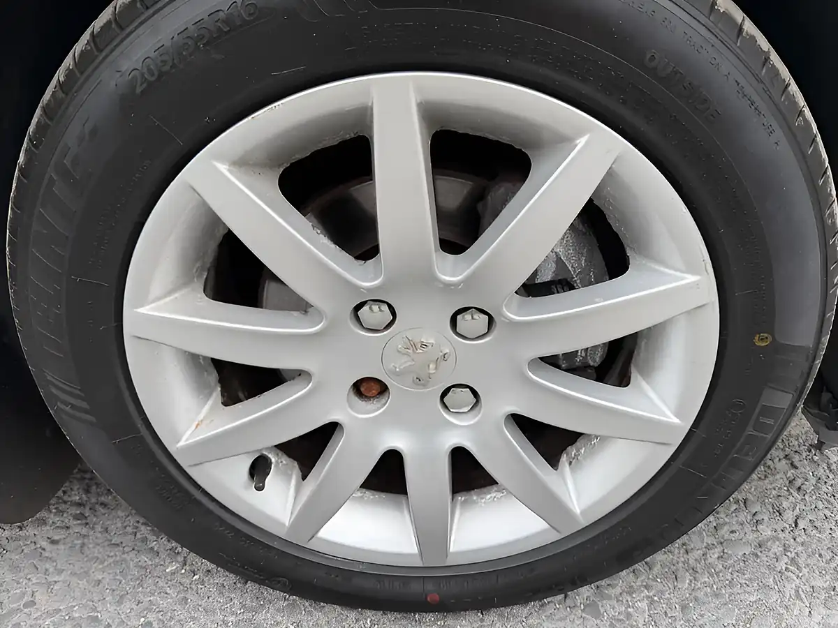 Used 2009 Peugeot 308 S Silver - Interior and Exterior details 10