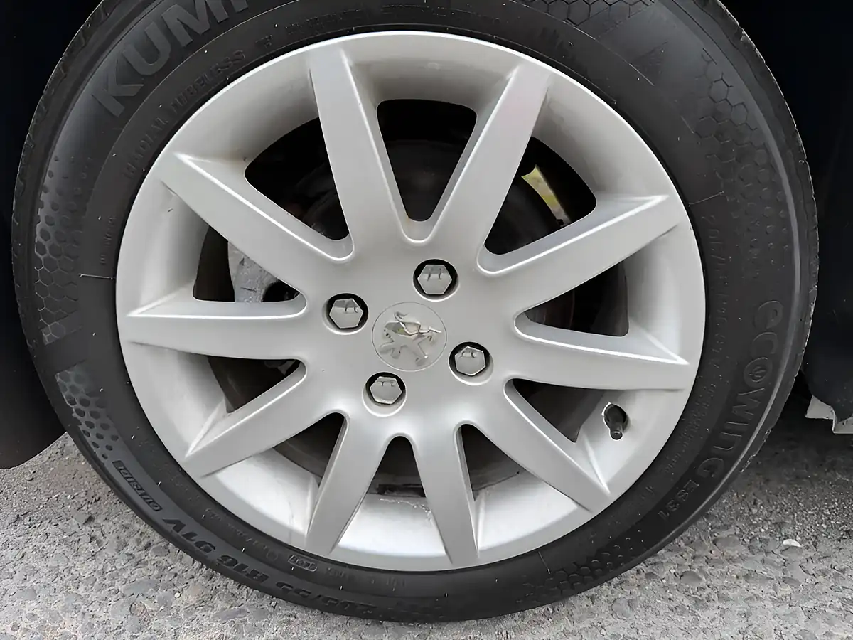 Used 2009 Peugeot 308 S Silver - Interior and Exterior details 11