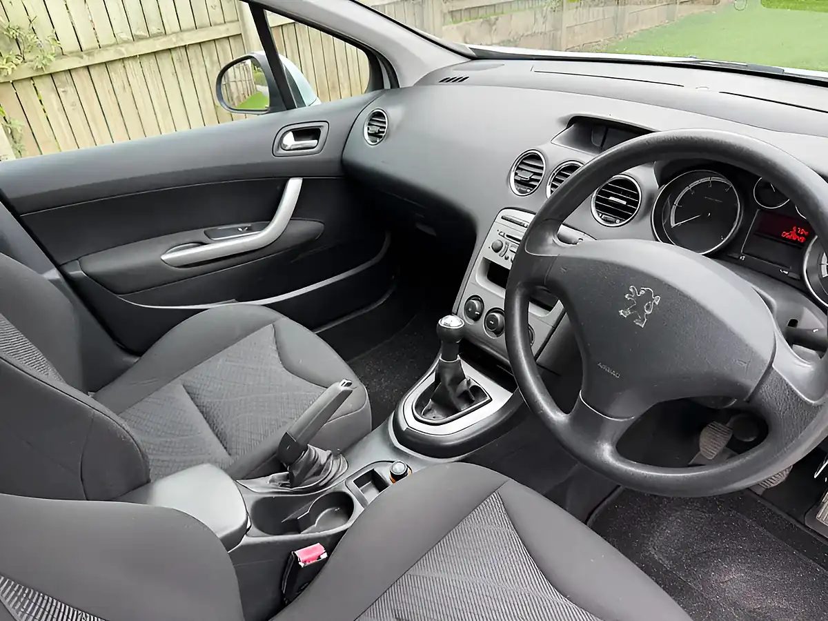 Used 2009 Peugeot 308 S Silver - Interior and Exterior details 17
